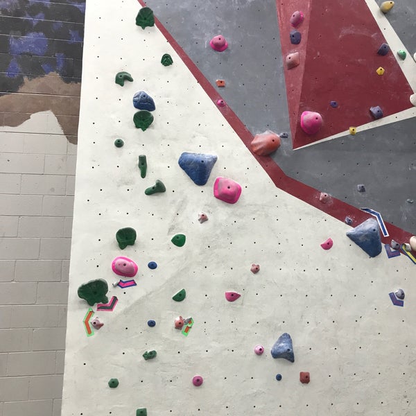 Foto scattata a Adventure Rock Climbing Gym Inc da Celeste il 3/19/2018