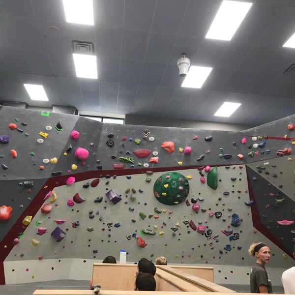 Foto scattata a Adventure Rock Climbing Gym Inc da Celeste il 8/22/2017