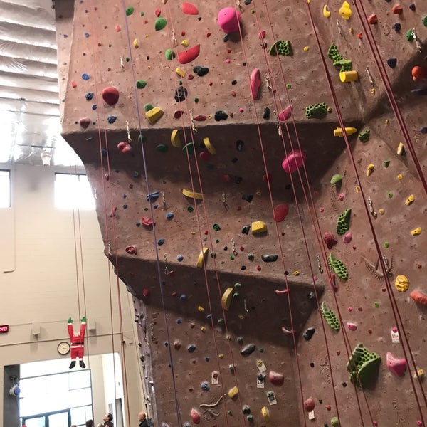 Foto scattata a Adventure Rock Climbing Gym Inc da Celeste il 12/9/2017