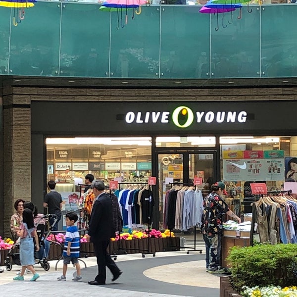 Магазин olive o young. Олив янг. Olive young корейская. Olive young магазин. Olive young духи.