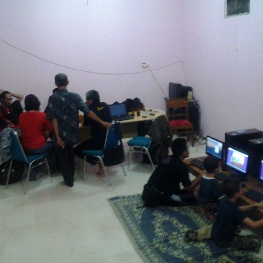 รูปภาพถ่ายที่ Rumah Blogger Indonesia โดย Wahyu A. เมื่อ 11/16/2012