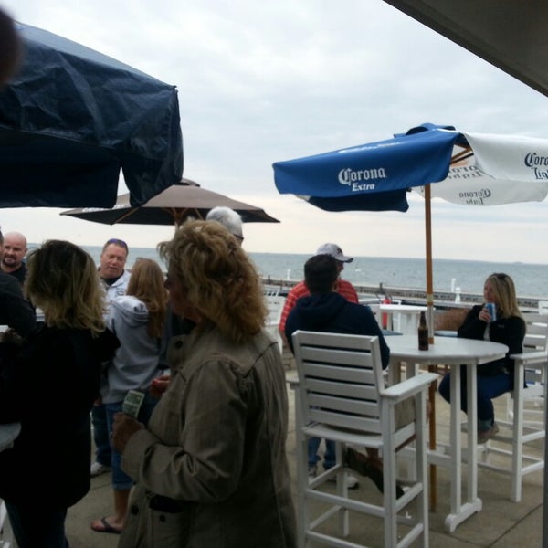 4/12/2014 tarihinde Joshua D.ziyaretçi tarafından Dockers Waterfront Restaurant &amp; Bar'de çekilen fotoğraf