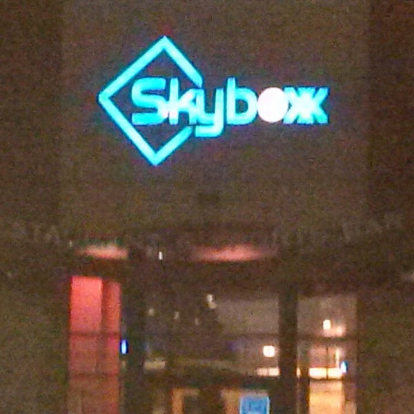 Foto tomada en Skyboxx Restaurant &amp; Sports Bar  por MQNIQUE el 5/27/2014