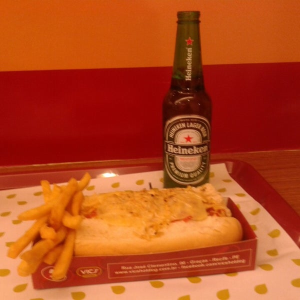 Das Foto wurde bei Vic&#39;s Hot Dog Gourmet von Rogerio V. am 11/25/2013 aufgenommen