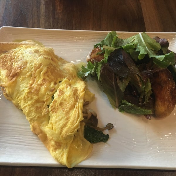 Mushroom, spinach, taleggio omelette is very tasty. Comes with healthy side salad and a couple of slightly crispy potatoes.