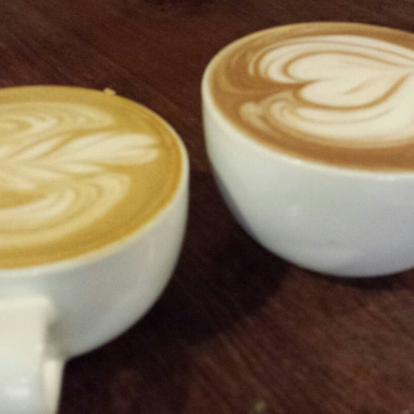 12/3/2014 tarihinde Tiffany L.ziyaretçi tarafından Dessert Oasis Coffee Roasters'de çekilen fotoğraf