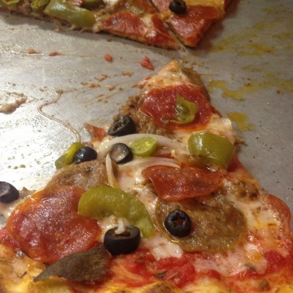 Foto diambil di Frank&#39;s Pizzeria oleh Fat in O. pada 10/16/2013