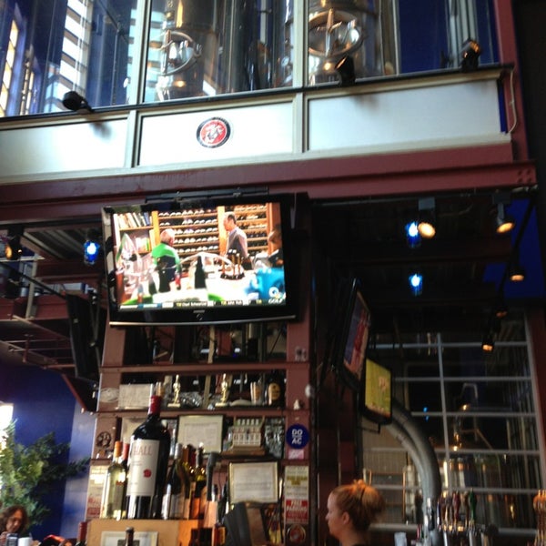 Foto tirada no(a) Tun Tavern Restaurant &amp; Brewery por Joëlle G. em 4/13/2013
