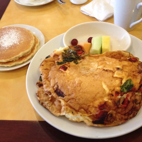 Foto diambil di Eggsperience Breakfast &amp; Lunch - Park Ridge oleh GJ C. pada 8/24/2014