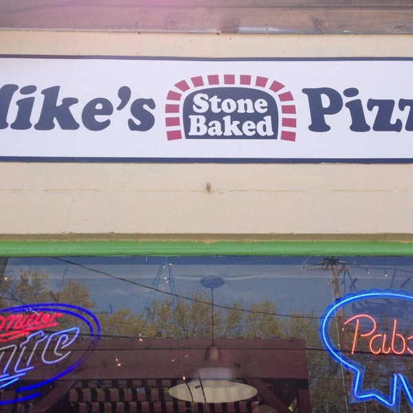 Foto tirada no(a) Mike&#39;s Stone Baked Pizza por Jeremy I. em 3/22/2013
