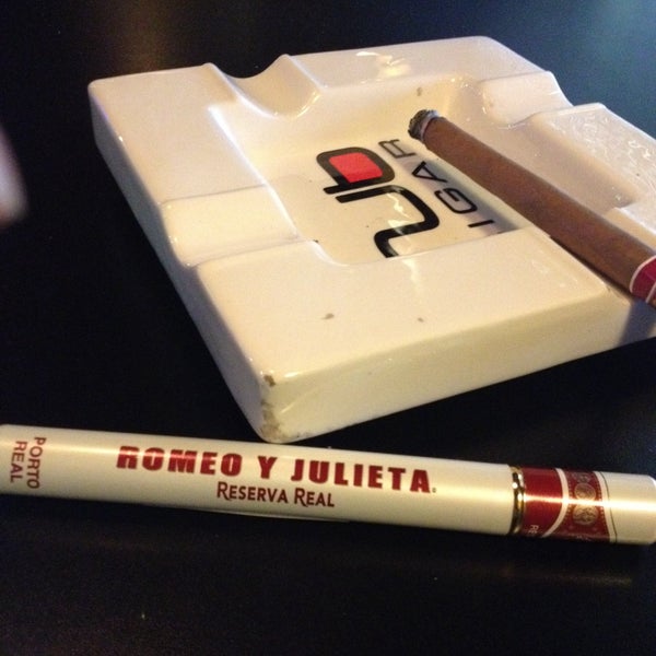 9/18/2015에 Oscar M.님이 Elite Cigar Cafe에서 찍은 사진