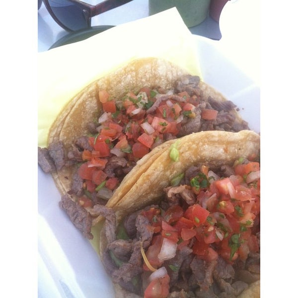รูปภาพถ่ายที่ Cali Tacos โดย Chris A. เมื่อ 3/12/2013