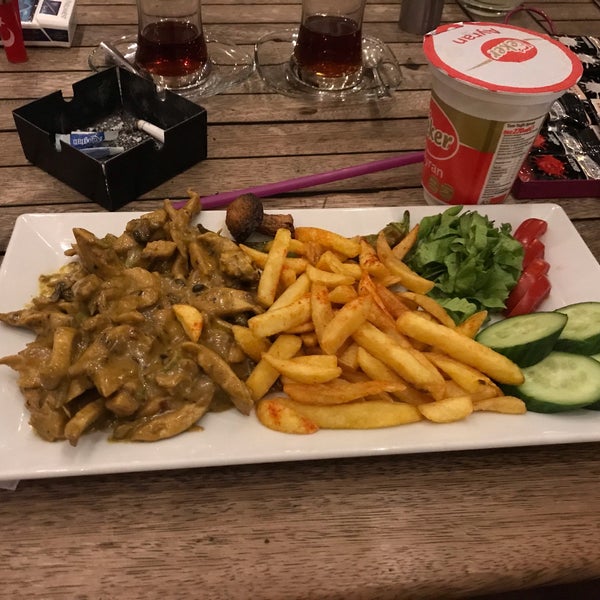 Photo prise au Modd Cafe &amp; Restaurant par Tuğçe le5/28/2019
