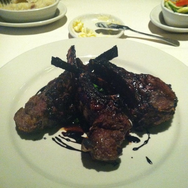 Снимок сделан в Hondo&#39;s Prime Steakhouse пользователем Louise L. 4/26/2013