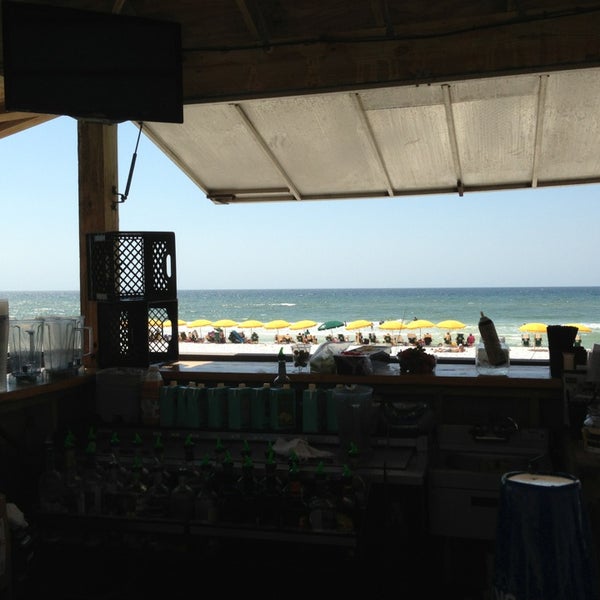 รูปภาพถ่ายที่ Barefoots Beachside Bar &amp; Grill โดย Frank C. เมื่อ 4/7/2013