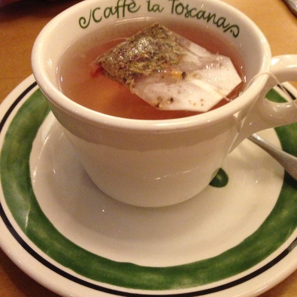 Photo taken at Olive Garden by Giuly C. on 2/28/2014