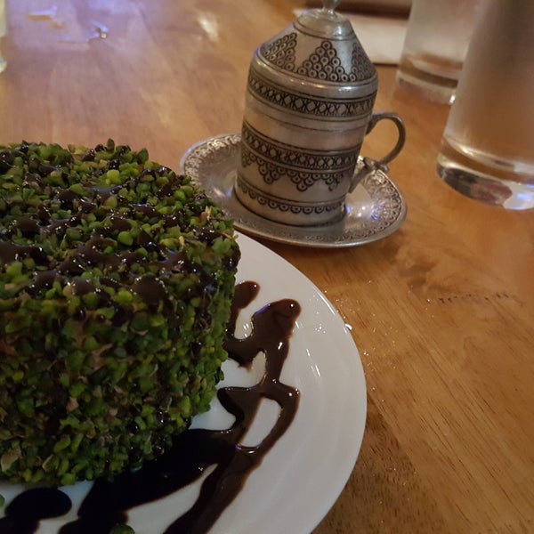 Foto scattata a Güllüoğlu Baklava &amp; Cafe da Sarah S. il 7/24/2017