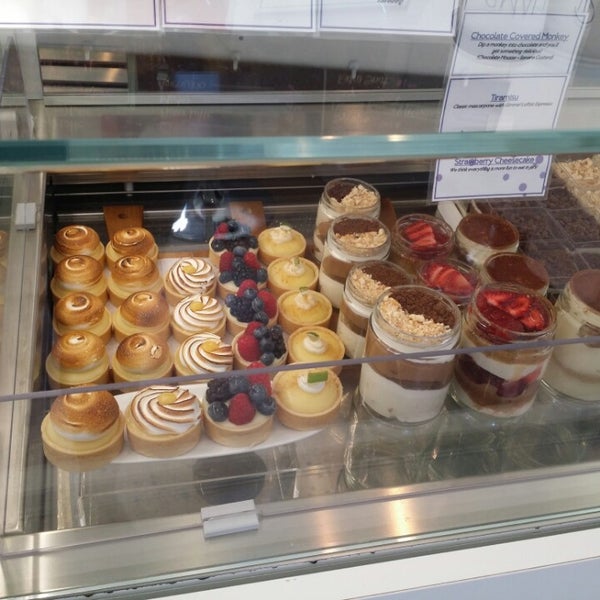 8/29/2014 tarihinde Sarah S.ziyaretçi tarafından Sweet Buttons Desserts'de çekilen fotoğraf