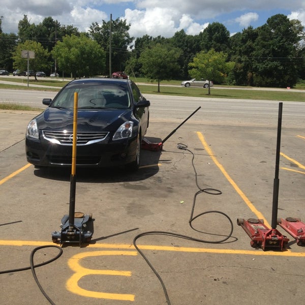 Gerald's Tires and Brakes North Charleston'da Araç Tamir Atölyesi