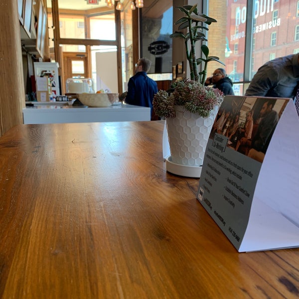 รูปภาพถ่ายที่ Hudson Business Lounge โดย Brent K. เมื่อ 4/3/2019