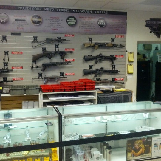 Foto tirada no(a) The Gun Store por Mike J. em 1/20/2013