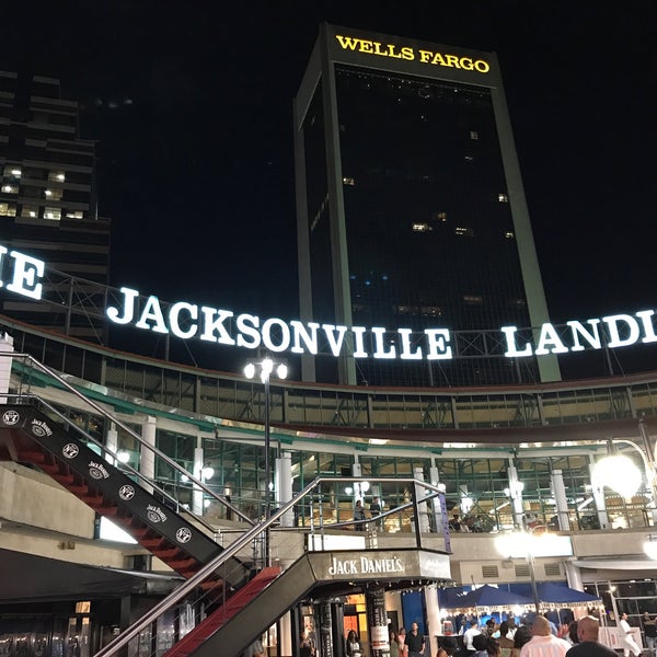 Foto tirada no(a) The Jacksonville Landing por Peter B. em 6/17/2017