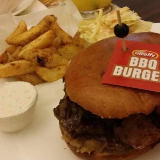 3/19/2014 tarihinde Tenvelkej .ziyaretçi tarafından Giraffy Burger Bar'de çekilen fotoğraf