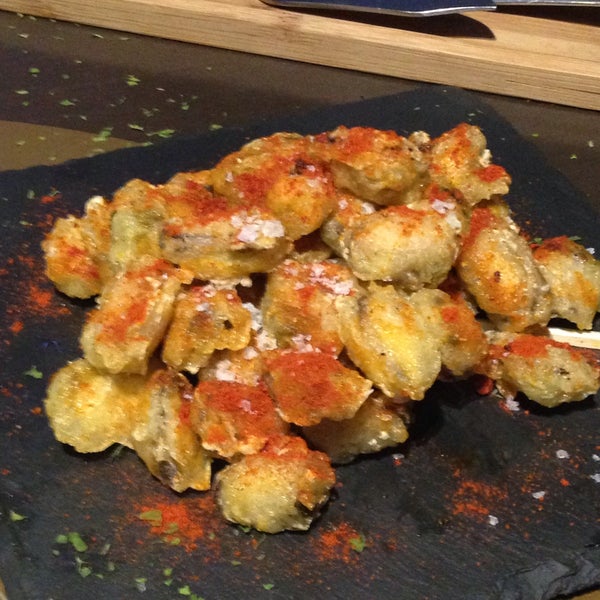 El pintxo de sardina ahumada espectacular, el pastel de txangurro, mejillones en tempura. Todo buenísimo y con un trato inmejorable.