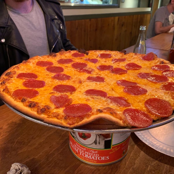 10/1/2018 tarihinde Josh F.ziyaretçi tarafından Greenville Avenue Pizza Company'de çekilen fotoğraf
