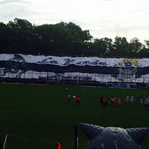 Foto scattata a Estadio Juan Carmelo Zerillo (Club de Gimnasia y Esgrima de La Plata) da Carito M. il 2/17/2014