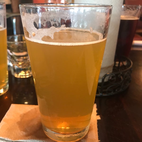 Foto tirada no(a) Alpine Beer Company Pub por Jason C. em 10/6/2018