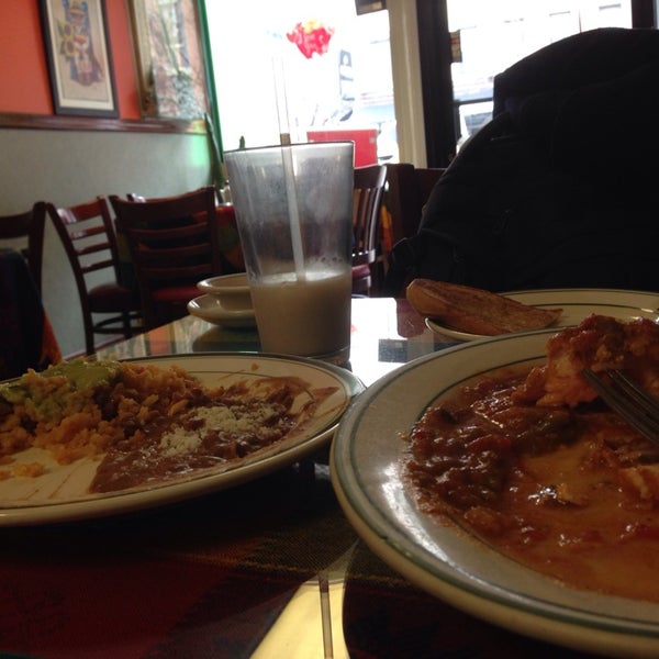 2/19/2014 tarihinde Rob G.ziyaretçi tarafından Tulcingo Del Valle Restaurant'de çekilen fotoğraf