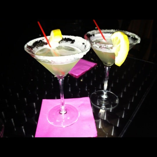 Снимок сделан в Mingles Martini Bar &amp; Grill пользователем Afroballerina 10/21/2012