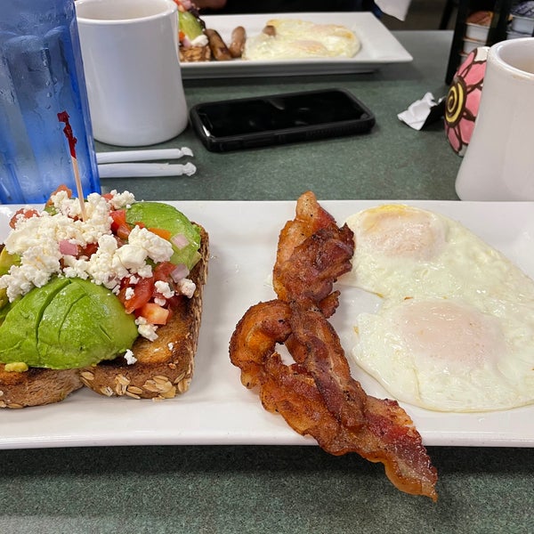 Shakers American Cafe Restaurant Diner in College Park