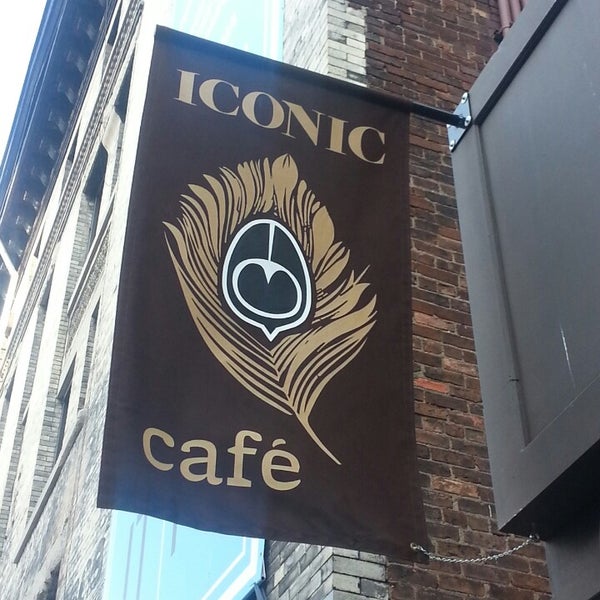 Foto tomada en Iconic Café  por Danny S. el 7/3/2014