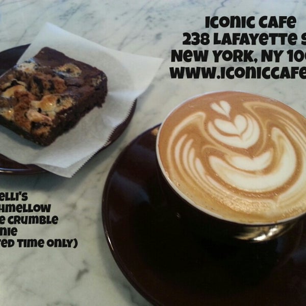 Снимок сделан в Iconic Café пользователем Danny S. 7/21/2014