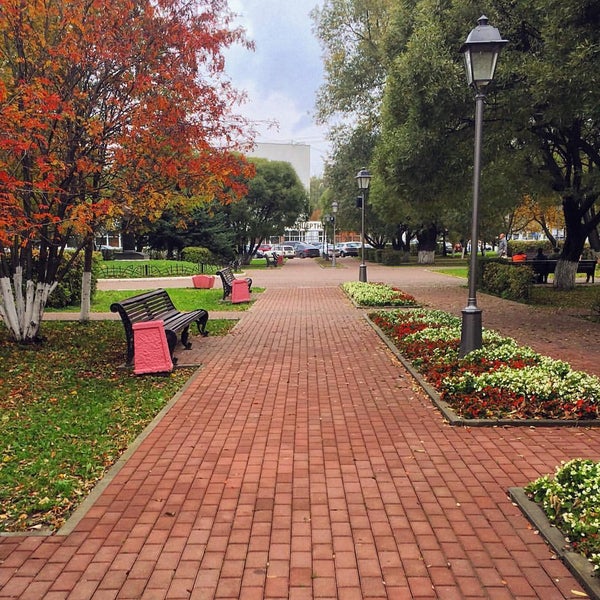 сквер пушкина подольск. памятник вечный огонь подольск. усадьба дубровицы осень. дубровицы подольск ночью. виктор талалихин парк в подольске памятник.