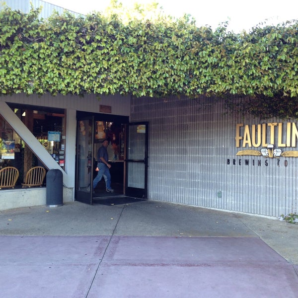 Foto tirada no(a) Faultline Brewing Company por Robert H. em 4/20/2013