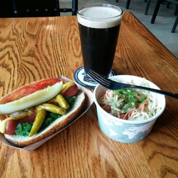 6/4/2015에 Caitlin J.님이 Prairie Dogs Hot Dogs &amp; Handcrafted Sausages에서 찍은 사진