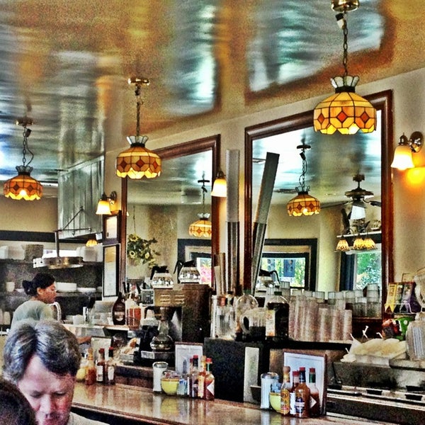 Foto tirada no(a) Garrett&#39;s Old Fashioned Restaurant por Sarah S. em 6/18/2013