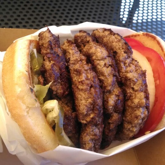 Foto tomada en Stumpy&#39;s Burger, Fries &amp; Dogs  por Flora M. el 8/14/2014