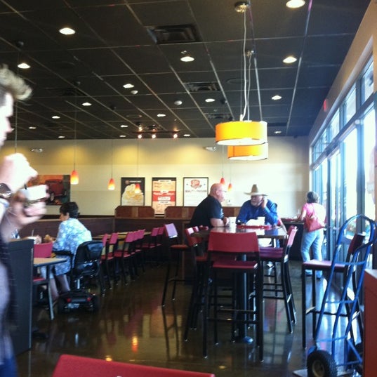 Foto tirada no(a) JR&#39;s Burger Grill por Cozi K. em 9/14/2012