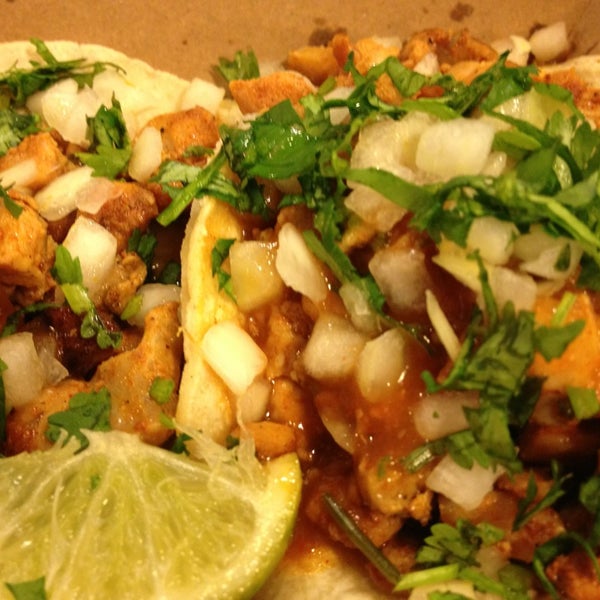 รูปภาพถ่ายที่ Los Agaves Mexican Street Food โดย Melissa D. เมื่อ 2/13/2014