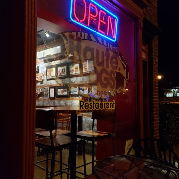 2/10/2019 tarihinde BC .ziyaretçi tarafından Haute Dogs &amp; Fries Restaurant'de çekilen fotoğraf