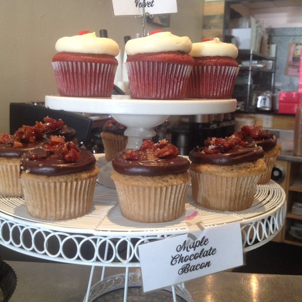 Foto tirada no(a) Tee &amp; Cakes por Megan B. em 9/27/2014