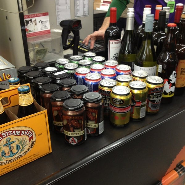 รูปภาพถ่ายที่ Liquor Mart โดย Megan B. เมื่อ 1/12/2013