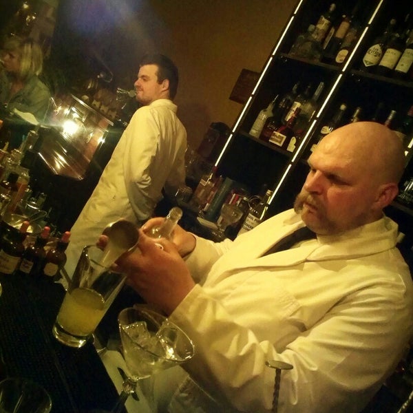5/15/2013 tarihinde Wouter .ziyaretçi tarafından Old Fashioned Cocktail &amp; Absinthe Bar'de çekilen fotoğraf