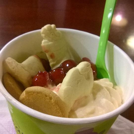 Photo taken at Bamboo Frozen Yogurt Café by Melvin R. on 11/10/2014