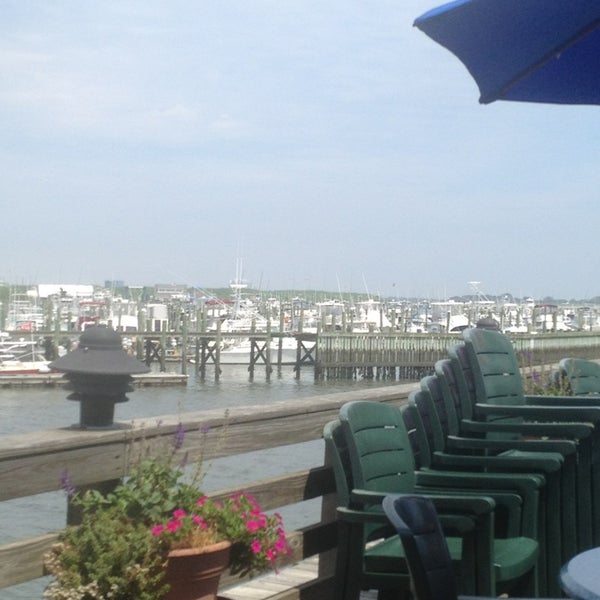 Снимок сделан в Harbor View Restaurant пользователем Susan G. 7/22/2013