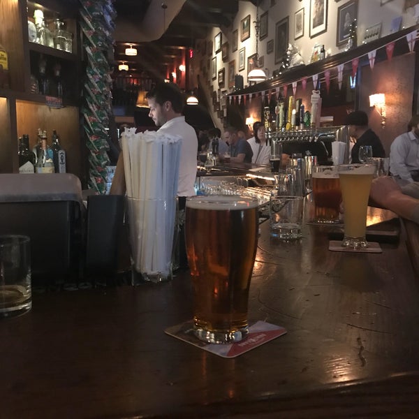 Das Foto wurde bei Cock &amp; Bull British Pub and Eatery von Pinar May am 9/29/2017 aufgenommen